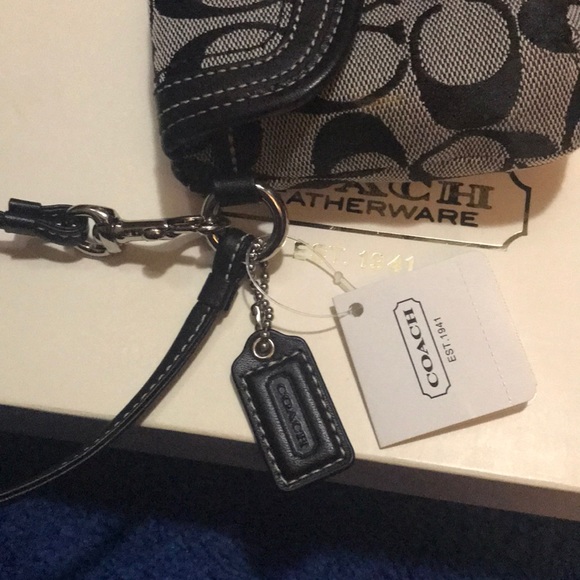 NWT Coach Wristlet - Picture 5 of 8